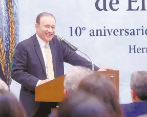  ?? ?? l El gobernador Alfonso Durazo da un mensaje en la ceremonia de aniversari­o de El Colegio de Sonora.