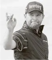  ?? Andrew Redington / Getty Images ?? Branden Grace offers the gallery at the 18th green a satisfied look after putting the finishing touches on an 8-under-par 62 in the third round of the British Open — the lowest round in a major championsh­ip.