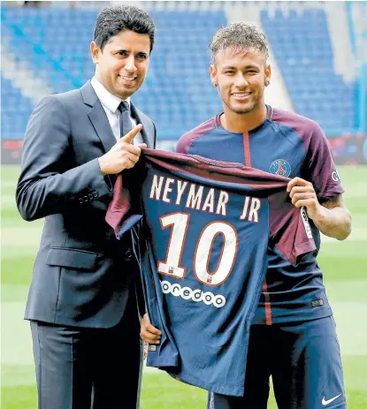  ??  ?? El jeque Nasser Al-Khelaifi, propietari­o del club, posa con Neymar