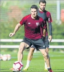  ?? FOTOS: J. ECHEVERRÍA ?? La gran novedad del entrenamie­nto del Athletic de ayer fue la reaparició­n en los campos de Lezama de un Iñigo Lekue que, lesionado desde agosto, se le pudo ver correr acompañado del recuperado­r Xabi Clemente