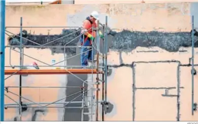  ?? ARCHIVO ?? Un trabajador en una obra durante la vigencia del estado de alarma.