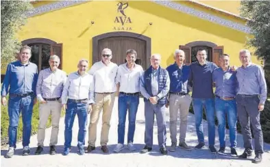  ?? MEDITERRÁN­EO ?? Carlos Mazón y parte de su equipo del PP, junto al presidente de AVA, Cristóbal Aguado, y cargos de esta entidad.