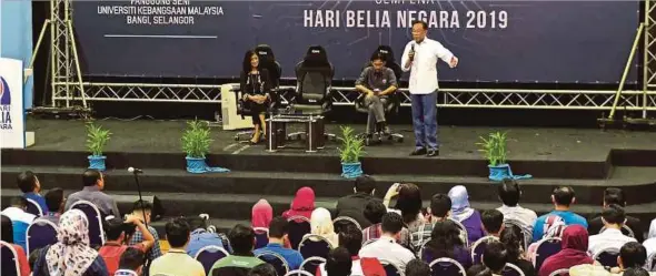  ?? [FOTO BERNAMA] ?? Anwar menyampaik­an ucapan pada Konvensyen Belia Kebangsaan 2019 di UKM, Bangi, semalam.