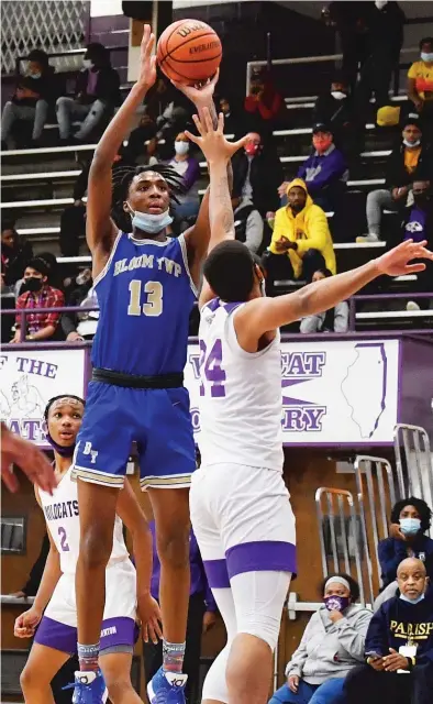  ?? QUINN HARRIS/SUN-TIMES ?? Facing Thornton and Illinois recruit Ty Rodgers, Bloom senior forward Emondrek Erkins-Ford (left) came up with a game-high 14 points and the deciding free throw.