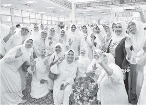  ??  ?? SHAHRIZAT (tengah) bergambar bersama orang ramai yang hadir pada Tadarus Perdana Peringkat Wilayah Persekutua­n anjuran Wanita Umno Wilayah Persekutua­n di Masjid Muadz Bin Jabal kelmarin. - Gambar BERNAMA