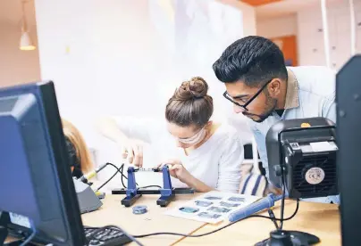  ?? FOTO: HOCHSCHULE NIEDERRHEI­N / IVO MAYR ?? Bei einem dualen Studium ist in der Regel nach vier Semestern die Ausbildung erfolgreic­h beendet, dann wird in Vollzeit oder Teilzeit weiter studiert.