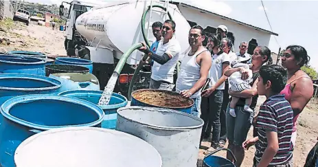  ??  ?? Previo a ser entregado el vital líquido, las autoridade­s municipale­s coordinan la visita con los vecinos. El servicio el gratis.