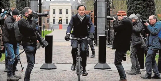  ?? REUTERS ?? El primer ministro holandés, Mark Rutte, sale ayer del Palacio Real holandés en bicicleta