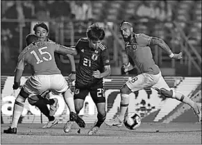  ??  ?? Takefusa Kubo van Japan probeert langs Jean Beauséjour van Chili te gaan. (Foto: ESPN)