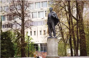  ?? Fotos: Wladislaw Hedeler ?? Denkmal für den Studenten Uljanow vor dem Universitä­tsgebäude in Kasan