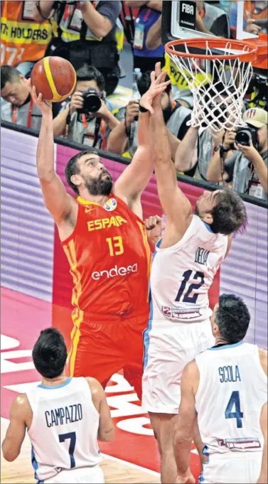  ??  ?? UN COLOSO. Marc Gasol aprovecha su ventaja física con el argentino Marcos Delía.