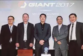  ?? PIC BY SYARAFIQ ABD SAMAD ?? Fusionex managing director and chief executive officer Datuk Seri Ivan Teh (centre) with company officials at the launch of Fusionex Giant 2017 in Petaling Jaya yesterday.