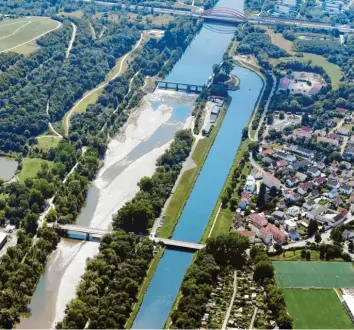  ?? Foto: Marcus Merk (Archiv) ?? Mit Wasser aus dem Lechkanal soll der Auwald wieder zum wichtigen Grundwasse­rspeicher werden.