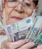  ?? Иллюстрати­вное фото. ?? КУРС УВЕЛИЧИЛ ПЕНСИИ: из-за колебаний стоимости рубля пенсионеры, которые получают деньги за стаж от России, в июне получат больше.