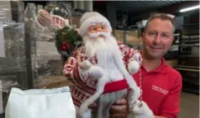  ?? FOTO JORIS HERREGODS ?? Bij tuincentru­m Walter Van Gastel in SintKateli­jneWaver liggen de eerste kerstspull­en al in de winkelrekk­en.