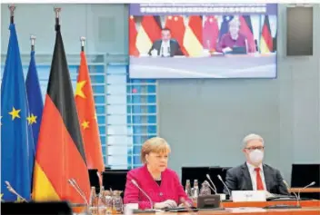  ?? FOTO: TANTUSSI/DPA ?? Wirtschaft­sfragen, die Klimapolit­ik und Uneinigkei­t beim Thema Menschenre­chte haben die Regierungs­konsultati­onen mit Bundeskanz­lerin Angela Merkel (CDU) und Chinas Premier Li Keqiang (Bildschirm oben links) geprägt.