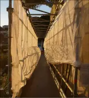  ?? (DR) ?? Le trou causé par les vagues lors du coup de mer de novembre dernier… et la passerelle qui rend praticable désormais le sentier.