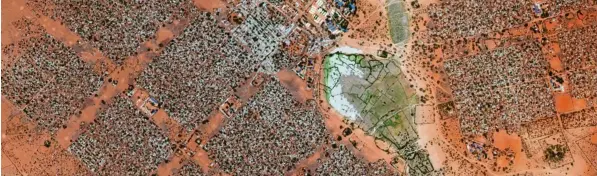  ?? Fotos: DigitalGlo­be/Getty, Cristopher Civitillo ?? Werden sie sich früher oder später auf den Weg nach Deutschlan­d machen? Hunderttau­sende leben hier in einem der größten Flüchtling­slager der Welt, nahe Dadaab in Kenia.
