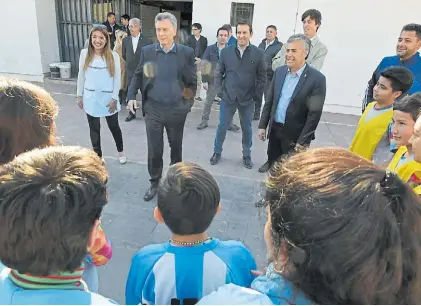  ?? FOTOREPORT­ER ?? Godoy Cruz. Macri y Cornejo, ayer, en una escuela del municipio donde el radical fue intendente.