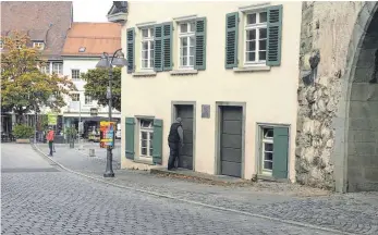  ?? ARCHIVFOTO: RUTH AUCHTER ?? Die öffentlich­e Toilette in der Bauhütte am Ravensburg Marienplat­z wird voraussich­tlich im Frühjahr 2021 erst mal geschlosse­n, weil das Gebäude dann umgebaut wird.