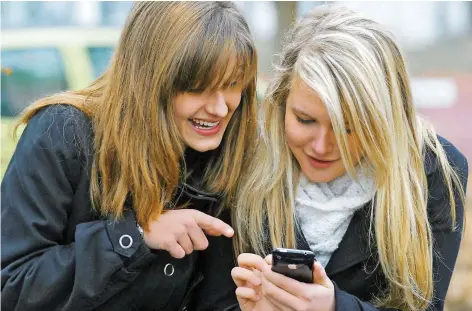  ?? FOTO: WEIGEL/DPA ?? Jugendlich­e realisiere­n anfangs oft nicht, dass die digitale Dauerkommu­nikation auf lange Sicht in Stress ausarten kann.