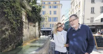  ??  ?? Toujours le même air de pâtre grec. Gérard Paquet, ici sur la place Puget, est discret à Toulon mais il n’a pas quitté la ville, même s’il n’y travaille plus depuis  ans. (Photos Dominique Leriche)