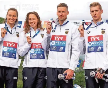  ?? FOTO: STACCIOLI/IMAGO ?? Leonie Beck, Sarah Köhler, Sören Meißner und Florian Wellbrock gewannen in der 4x1,25 Kilometer-Staffel im Freiwasser des Loch Lomond die EM-Silbermeda­ille.