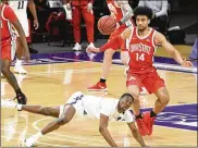  ?? ASSOCIATED PRESS ?? Northweste­rn guard ChaseAudig­e andOhio State forward Justice Sueing go for a loose ball in the first half of their Big Ten basketball game.