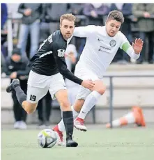  ?? FOTO: JERUSALEM ?? Lohausens Niklas Macher (rechts) im Laufduell mit Pierre Crass vom TUS Gerresheim.