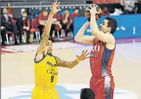  ?? FOTO: J. ALBERCH (ACB PHOTO9 ?? Rafa Martínez, lanzando ante Slaughter en el partido de Manresa