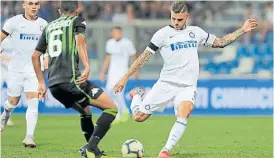  ?? REUTERS ?? Icardi. Un intento desde lejos ante Rogeri. Contendrá Consigli.