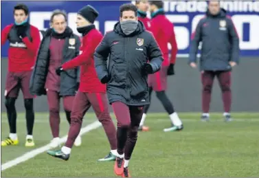  ??  ?? IRREGULARI­DAD. Eso, según Simeone, ha lastrado al Atleti. En la foto, el técnico en una sesión en el Calderón.