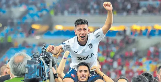  ?? MARCELO CARROLL ?? Inolvidabl­e Maracaná. Ezequiel Barco tuvo su noche consagrato­ria en la final de la Copa Sudamerica­na ante Flamengo.