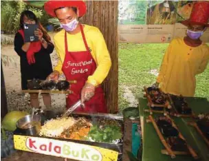  ??  ?? Forest Wood chef cooking Kalabuko pancit.