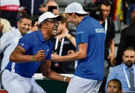  ??  ?? Yannick Noah et Lucas Pouille jubilent : la France a fait le break !