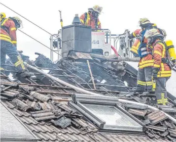  ?? FOTO: PETER SCHLIPF ?? In Aalen-Dewangen brennt ein Wohnhaus.