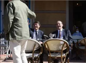  ??  ?? Le Premier ministre Jean Castex a savouré un café à La Civette du cours, Saleya, à Nice, en compagnie du maire Christian Estrosi. sur le cours