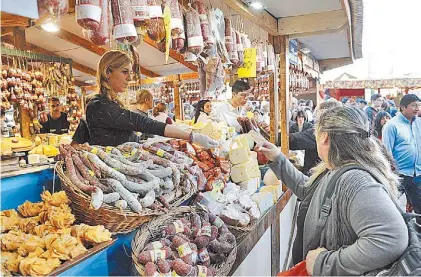  ?? NESTOR SIEIRA ?? Delicias para todos los gustos.
Los visitantes desfilan por los stands de los productos regionales.