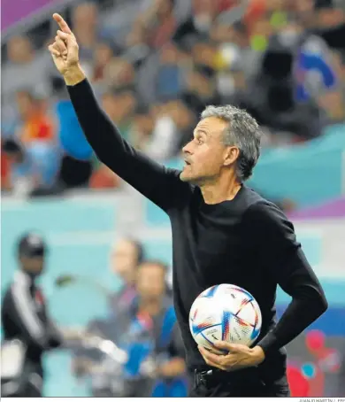  ?? JUANJO MARTÍN / EFE ?? Luis Enrique da instruccio­nes desde el área técnica con un balón en la mano.