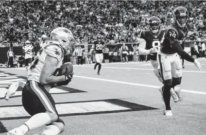  ?? Photos by Brett Coomer / Staff photograph­er ?? Patriots tight end Hunter Henry hauls in a 13-yard touchdown grab, allowing the Patriots to tie a game they ultimately won.