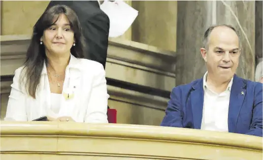  ?? Ferran Nadeu ?? Laura Borràs y Jordi Turull, en la tribuna de invitados del Parlament, durante el debate de política general de ayer.