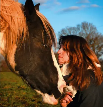  ??  ?? Écouter, observer son cheval, savoir se positionne­r entre fermeté et douceur, c’est ce que préconise Florence Dardenne.