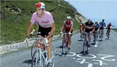  ??  ?? In testa Eddie Merckx in maglia rosa tira il gruppo al Giro d’Italia. In carriera il belga ha vinto cinque Giri e cinque Tour de France