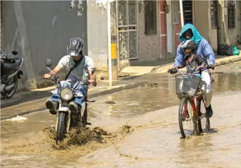  ?? JOSÉ LUIS ARANGO V. ?? En sectores como San Fernando, uno de los más perjudicad­os, las vías presentan daños por el agua. FOTO