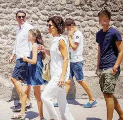  ?? Ansa ?? Renzi a passeggio con sua moglie Agnese e i loro tre figli: due maschi e una femmina