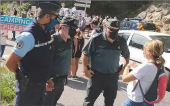  ??  ?? Un gendarme de la brigade de Font-Romeu avec ses collègues espagnols. Photo Gendarmeri­e Nationale.