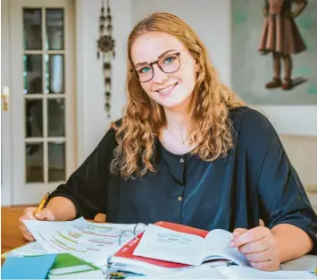  ?? Foto: Julian Leitenstor­fer ?? Juliana Bartenschl­ager aus Holzhausen ist eine von Hunderten angehenden Abiturient­en im Landkreis Landsberg. Die 19-Jährige besucht das Ignaz-Kögler-Gymnasium in Landsberg. Heute starten die Prüfungen mit dem Fach Deutsch.