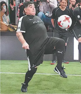  ??  ?? Maradona faz embaixadin­ha em evento: ‘Não conheço Sampaoli’