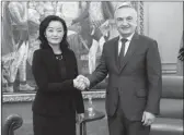  ??  ?? Ambasadorj­a Yuri Kim dhe Presidenti Ilir Meta