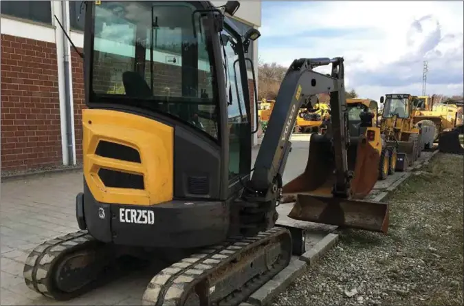  ?? FOTO: LEVERANDØR­EN ?? Det var en gravemaski­n av denne typen - en Volvo ECR25 minigraver - som befant seg på lasteplane­t da 38-åringen fra Haegebosta­d stjal en lastebil i Kristiansa­nd og kjørte til Bjelland med den.